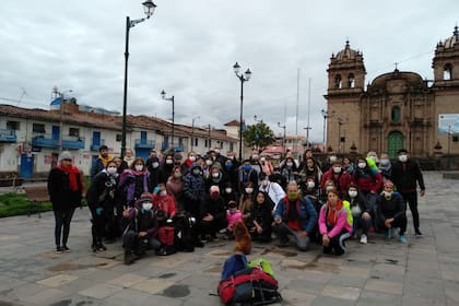 Parte de los argentinos varados en la plaza principal de Cusco