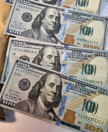 Parte de los billetes de dólares falsos secuestrados a una banda que operaba en Recoleta