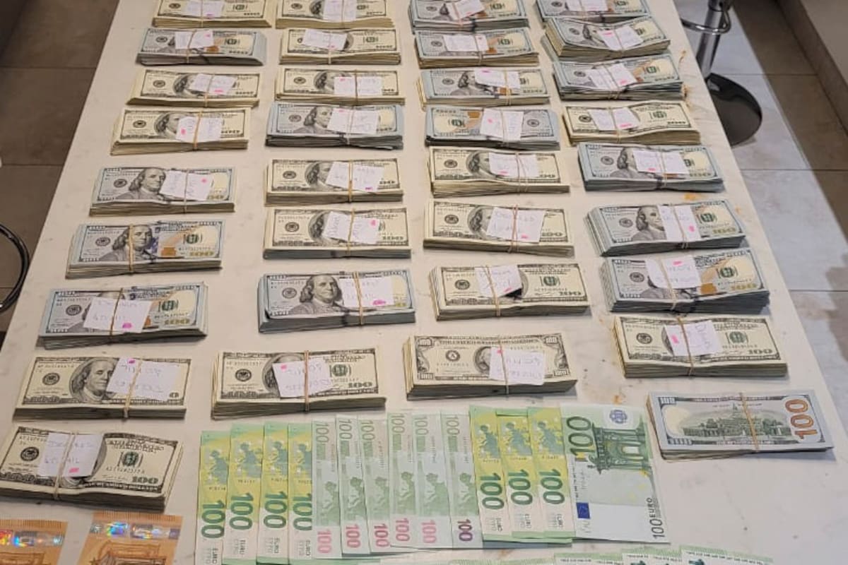 Parte de los billetes encontrados en el allanamiento de la casa de Sofía Clerici