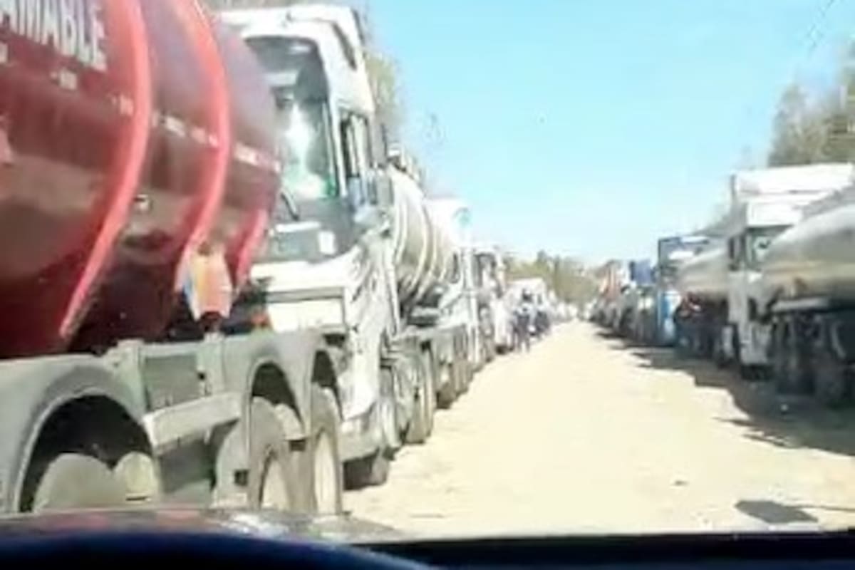Parte de los camiones de Bolivia que aguardan en Campana para cargar el combustible que compró ese país. Captura video