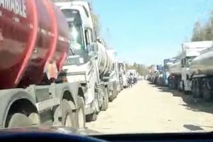 Parte de los camiones de Bolivia que aguardan en Campana para cargar el combustible que compró ese país. Captura video