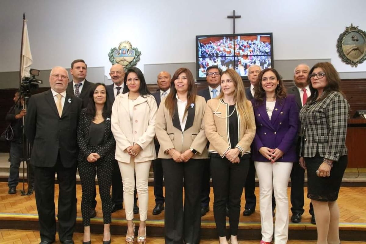 Parte de los constituyentes del PJ que acompañaron la reforma