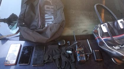Parte de los elementos secuestrados durante el operativo policial