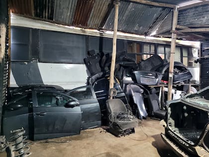 Parte de los elementos secuestrados en uno de los chatarreros.