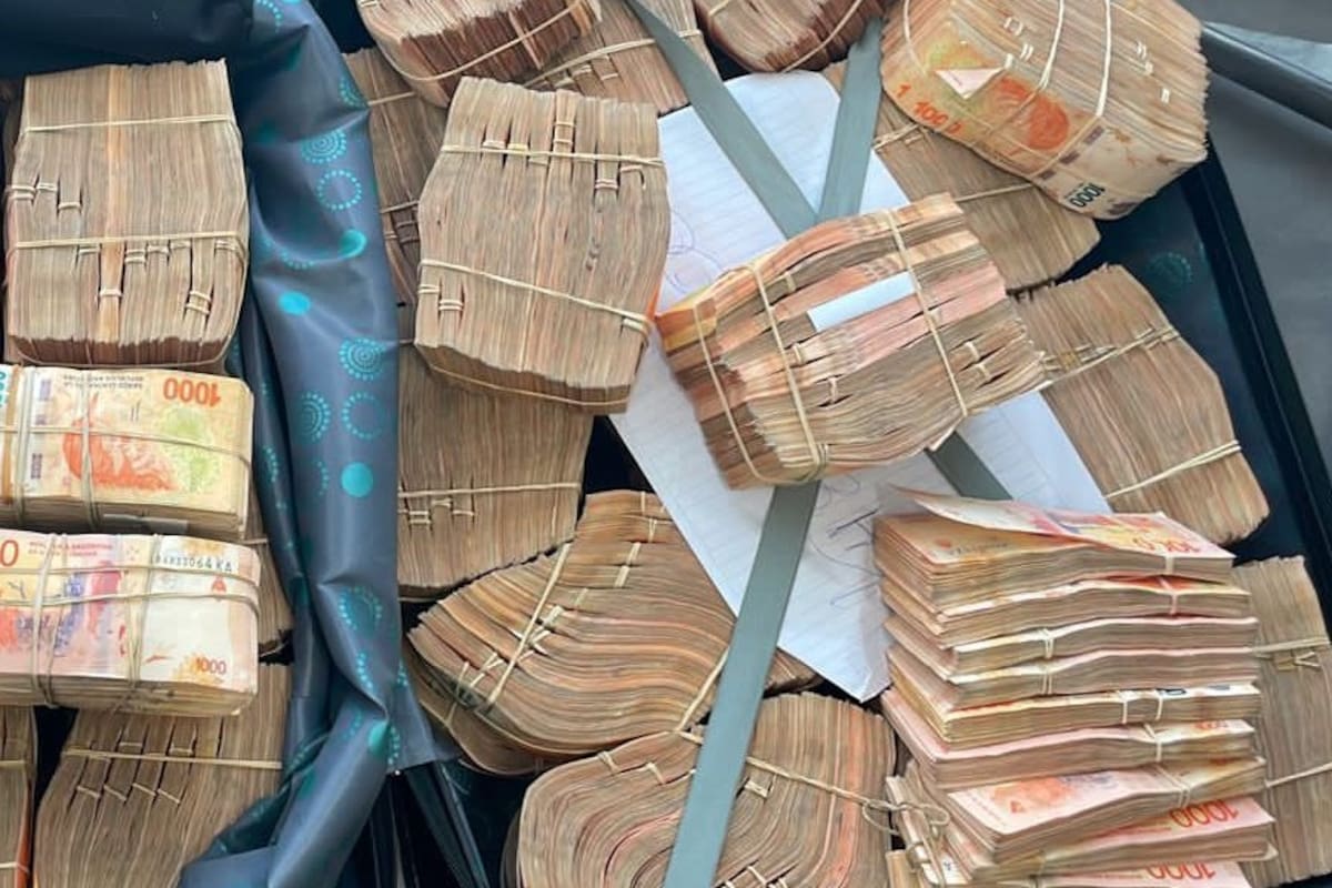 Parte de los fajos con pesos encontrados en los dos allanamientos.