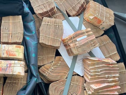 Parte de los fajos con pesos encontrados en los dos allanamientos.