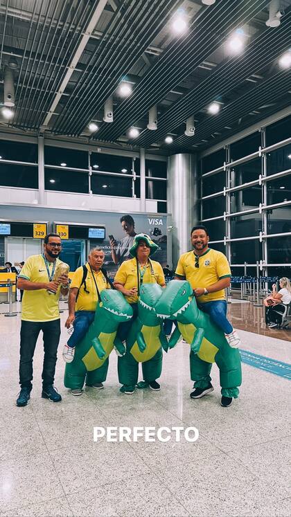 Parte de los hinchas que viajaron junto al "Kun" Agüero rumbo a Qatar