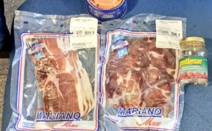 Parte de los productos que el funcionario trató de robar.