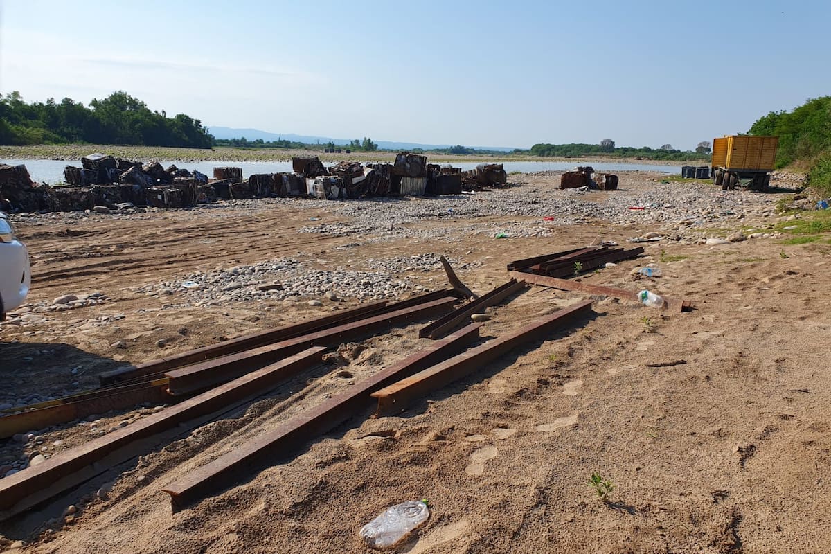 Parte de los rieles encontrados en un allanamiento realizado en la ciudad salteña de Aguas Blancas