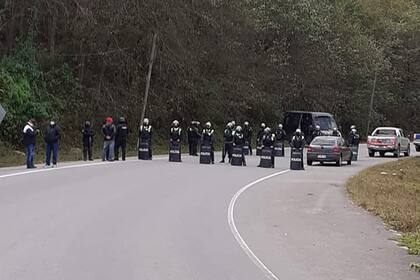 Parte de los uniformados que llegaron hasta el lugar para desalojar el corte