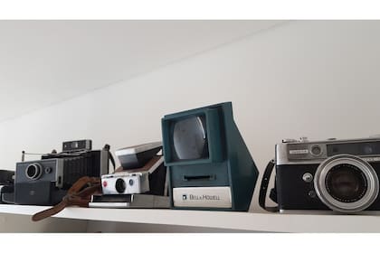 Parte de mi colección de cámaras antiguas; las dos primeras desde la izquierda son instant cameras, de 1969 y 1970, respectivamente. De ellas nacieron los filtros de Instagram