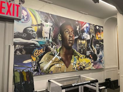 Parte de Pelé Soccer Store, en Times Square, donde fanáticos se reunieron para rendirle homenaje o comprar una camiseta con su dorsal