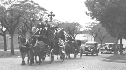 Parte de un cortejo fúnebre camino al Cementerio de Chacarita, en 1930