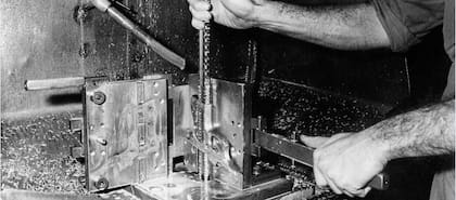 Parte del antiguo proceso de fabricación de una pistola: desgaste del metal por extracción de viruta mediante una máquina brochadora