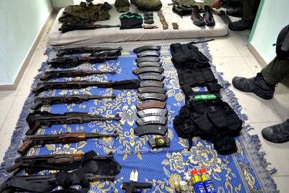 Parte del armamento de Hamas que encontraron las FDI en el hospital Al-Shifa, en Gaza, según difundieron las fuerzas israelíes