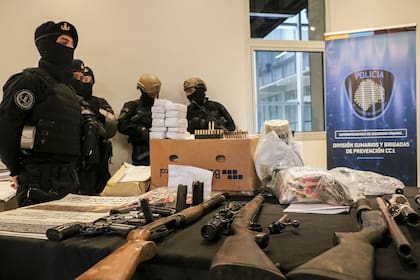 Parte del arsenal incautado en Berazategui a los integrantes del Movimiento Popular 22 de Agosto