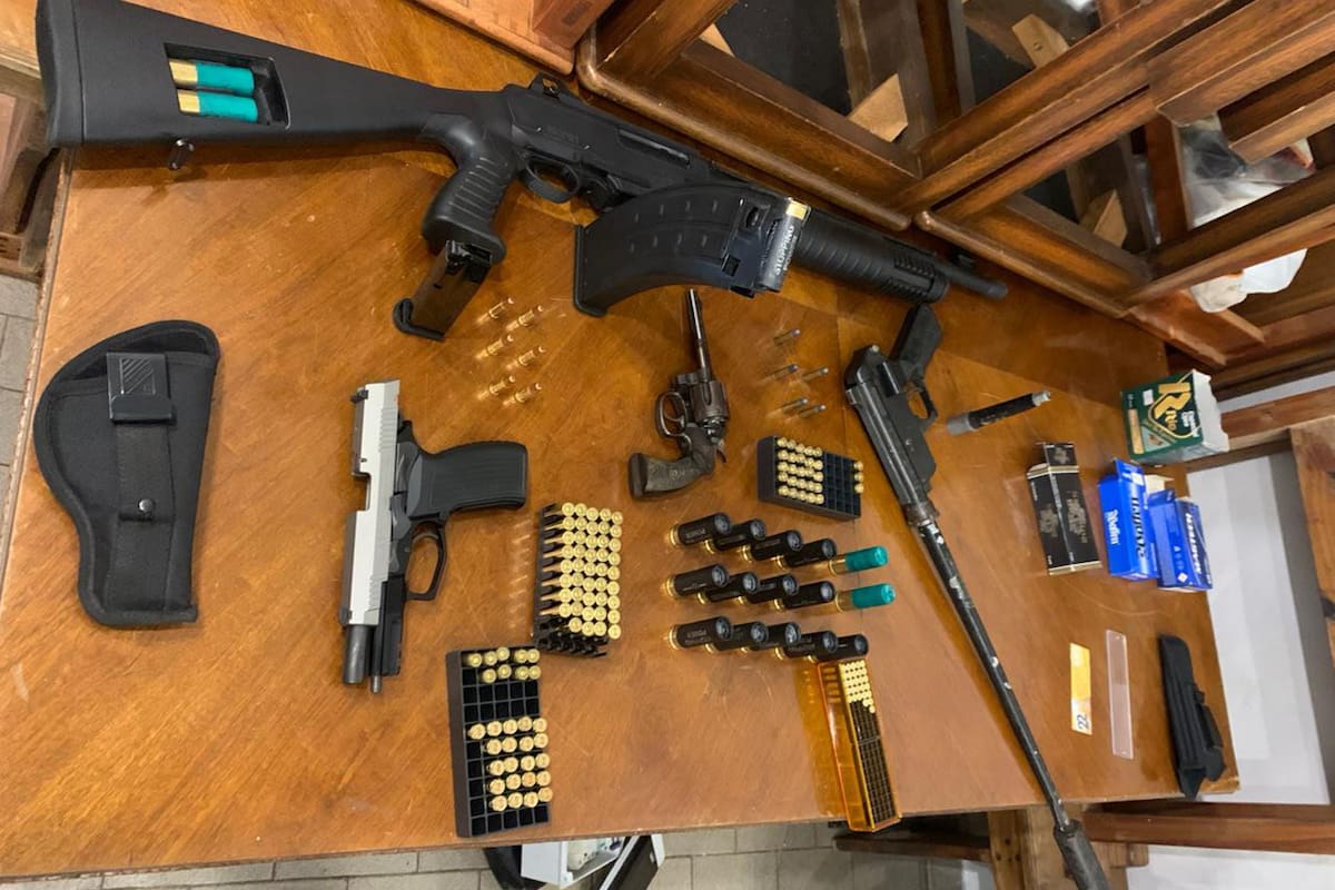 Parte del arsenal que le secuestraron al agresor