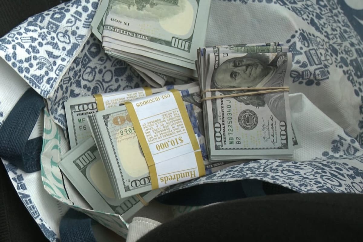 Parte del botín incautado a una banda de estafadores