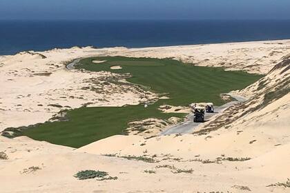 Parte del campo de golf Rancho San Lucas, diseñado por Greg Norman, rodeada de arena junto a la costa del Pacífico en Cabo San Lucas. Foto del 21 de febrero del 2020. (AP Photo/John Marshall)