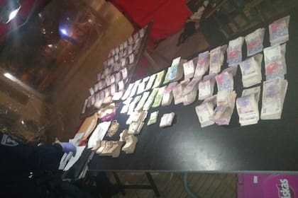 Parte del dinero incautado en el pet shop donde asesinaron a María Teresa Villena, en Don Bosco