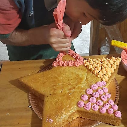 Parte del dinero que recauda la familia con los sorteos los invierte en los utensilios que necesita Joaquín para hacer las tortas