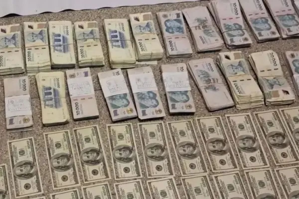 Parte del dinero que un adolescente le robó a su padre