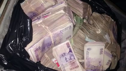 En los allanamientos, la policía secuestró hasta el momento más de 5 millones de pesos y cien mil dólares