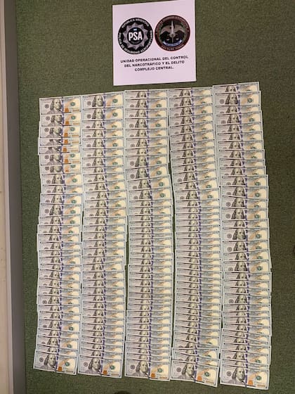 Parte del dinero secuestrado en los allanamientos hechos por la Policía de Seguridad Aeroportuaria (PSA)