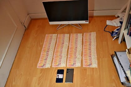 Parte del dinero secuestrado en poder de los sospechosos