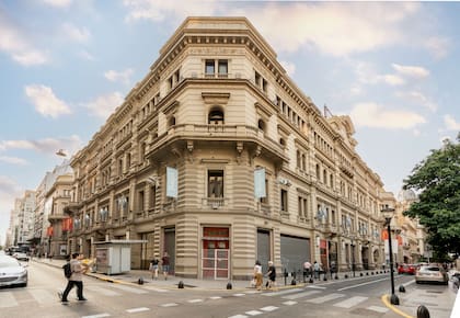 Parte del edificio se vendió al Ferrocarril Buenos Aires al Pacífico, que estableció allí sus oficinas centrales y legó su nombre al centro comercial cuando compró, finalmente, la totalidad del inmueble.