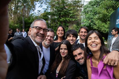 Parte del elenco de El sabor de silencio