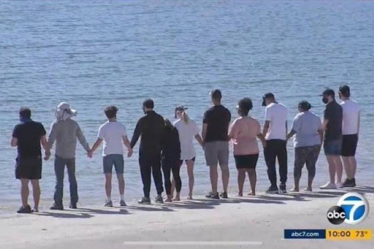 Parte del elenco de Glee y familiares de Naya Rivera, frente al lago en donde la actriz perdió la vida