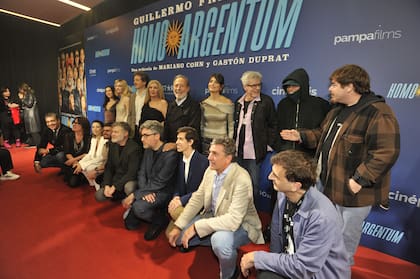 Parte del elenco de Homo Argentum en la Avant Premiere