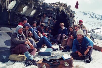 Parte del elenco de La Sociedad de la Nieve durante su rodaje.