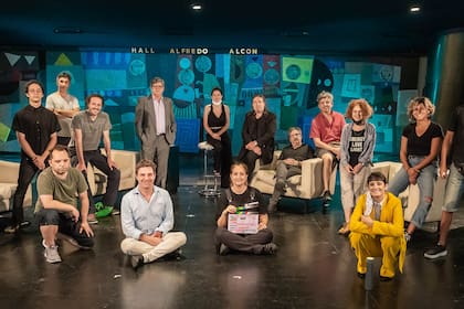 Parte del elenco, equipo creativo y de filmación de Esto no está pasando, en el hall del Teatro San Martín