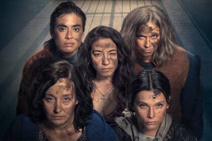 Parte del elenco principal de la serie En el barro de Netflix