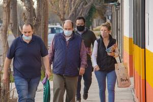 Parte del equipo de Cambia Ya Mendoza salen a las calles a tomar contacto con los vecinos, acercándoles sus propuestas. Buscan que sus hijos no abandonen el país y puedan desarrollarse en su tierra. Foto Gentileza