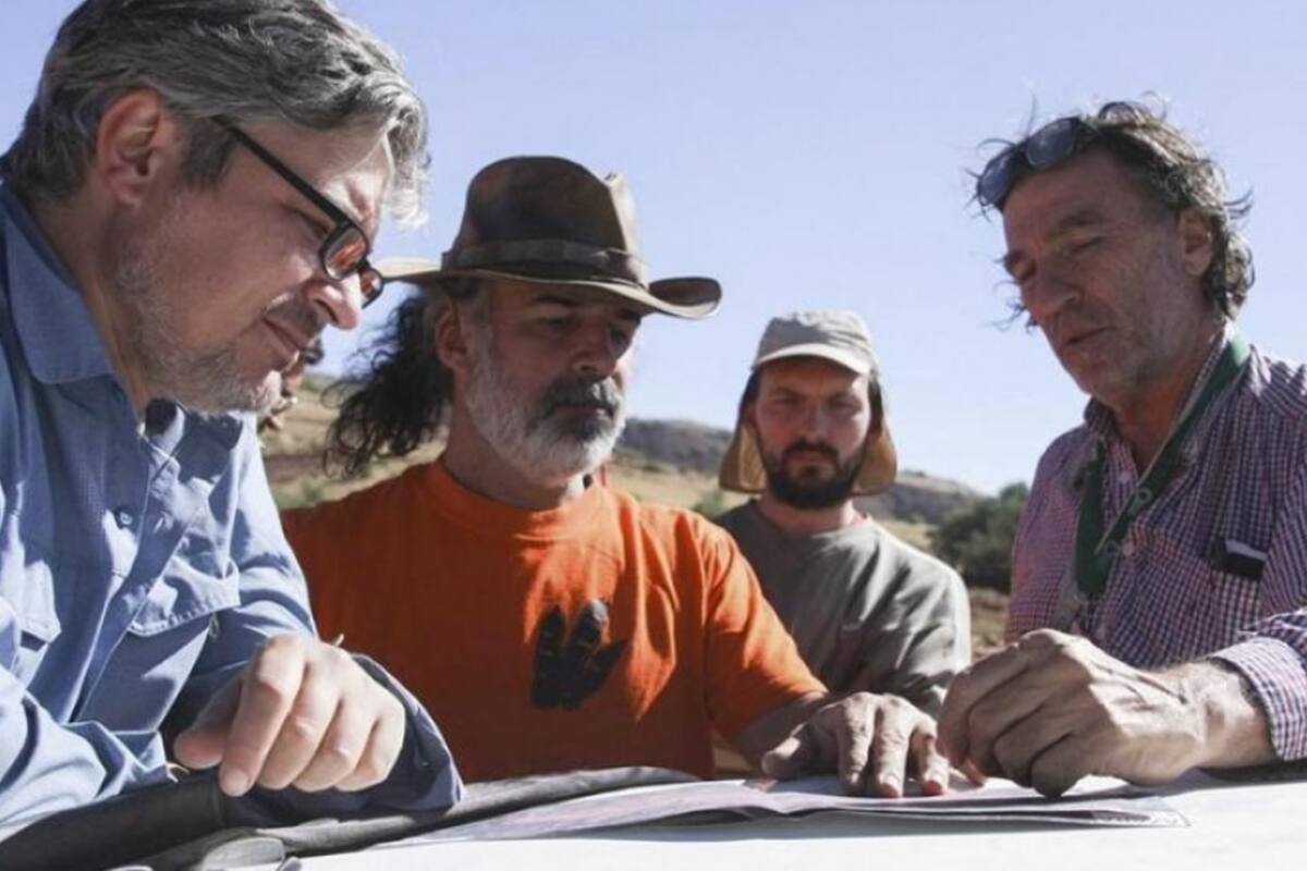 Parte del equipo de científicos argentinos que descubrió en Bolivia un "megasitio" de huellas de arcosaurios, reptiles que antecedieron a los dinosaurios (Telam)