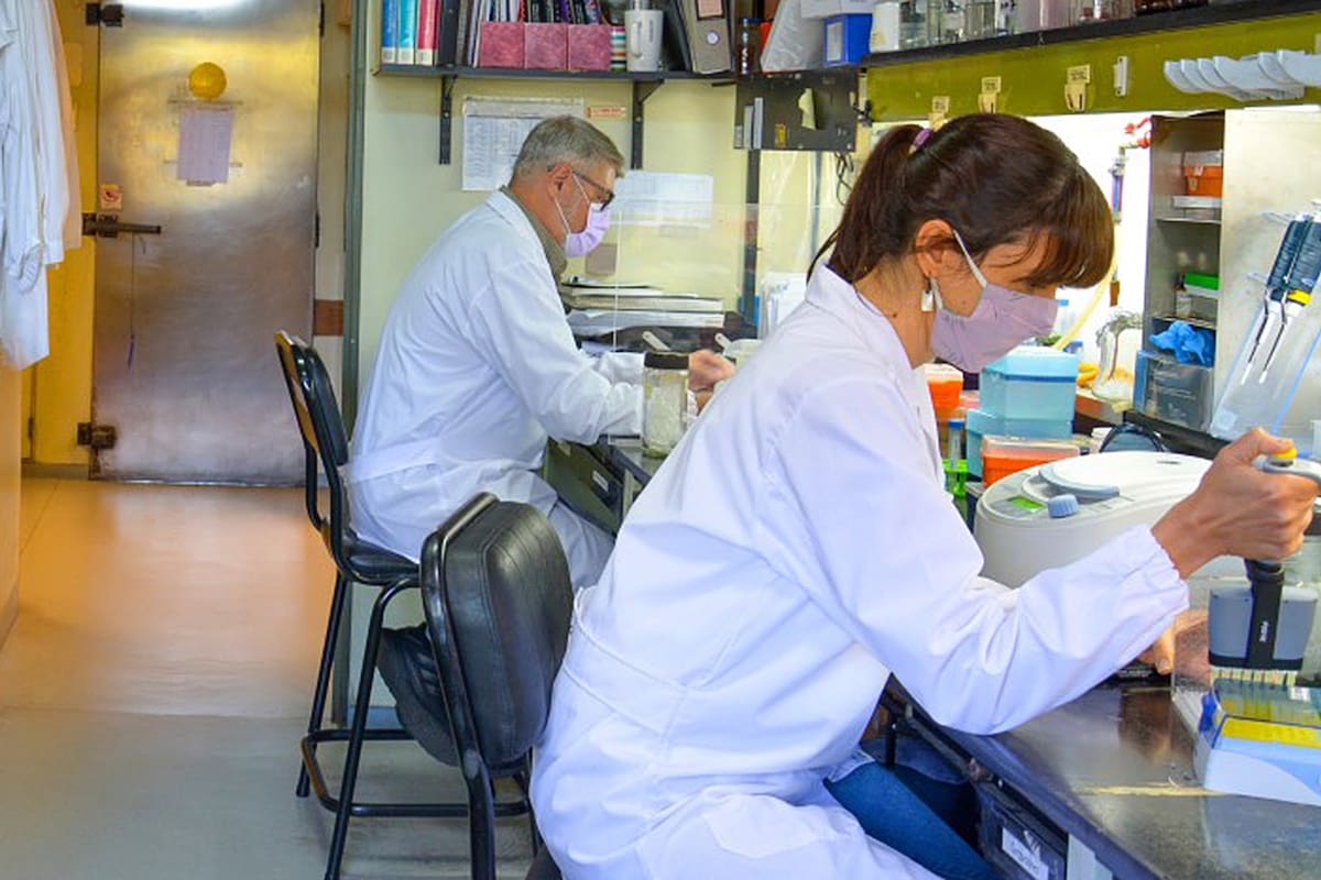 Parte del equipo de científicos de la Fundación Instituto Leloir