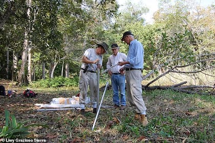 Parte del equipo de investigadores de la Universidad de Cincinnati que realizó un revelador informe sobre la cultura maya