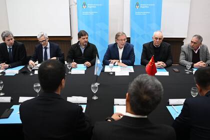 Parte del equipo de la Secretaría de Agricultura con los visitantes de China