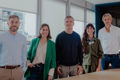 Parte del equipo de Trampoline Network. De izquierda a derecha: Lisandro Tejada, UI, Diseñador Senior y Product Owner, Cecilia Erbetta, Curadora de Contenidos y Experiencia de Usuario, Ginés Perea, Fundador y CEO,
Mara Gabriel, Coordinadora de Operaciones, Gastón Cami, Director de Relaciones Institucionales y Alianzas.