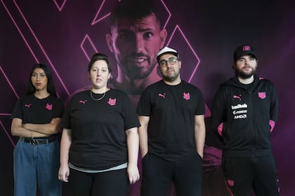 Parte del equipo en la sede del club: Kalita, Mariel Lluch (project manager), Sebastián Fernández (team manager) y Martin Bourre (coach de Krü)