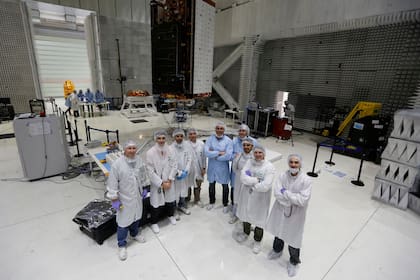 Parte del equipo que monitorea los tests del Saocom 1A