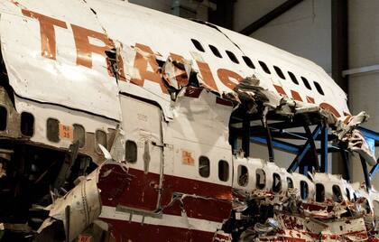 Parte del fuselaje del avión de Trans Word, reunida por los investigadores en un galpón