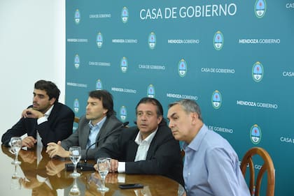 Parte del gabinete de Suarez, durante el anuncio del paquete de medidas.