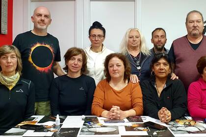 Parte del grupo de 16 argentinos apasionados de la fotografía que esperan volver a casa desde España