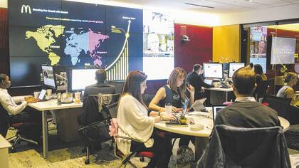 Parte del grupo de 200 empleados que interactúan con los consumidores en el centro de redes sociales de McDonald’s.