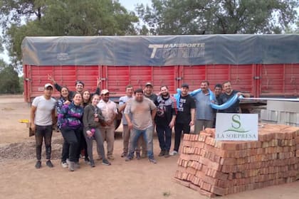 Parte del grupo de la movida solidaria de Inriville, provincia de Córdoba