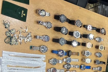 Parte del lote de relojes, llaveros y pulseras falsificados que se vendían en dos locales de la calle Libertad